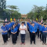 ĐOÀN TRƯỜNG THPT LIÊN CHIỂU TỔ CHỨC CHĂM SÓC, DÂNG HƯƠNG TẠI NGHĨA TRANG LIỆT SĨ PHƯỜNG HÒA HIỆP NAM
